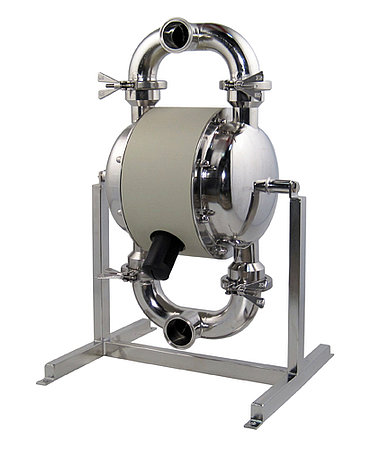 Druckluftmembranpumpe: Edelstahl-Doppelmembranpumpe auf Standgestell mit Clamp-Verrohrung