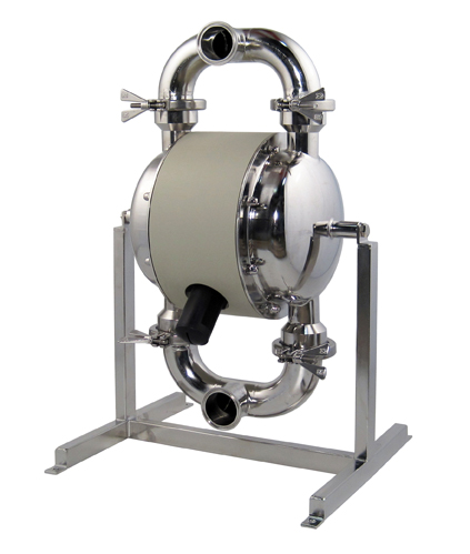 Druckluftmembranpumpe: Edelstahl-Doppelmembranpumpe auf Standgestell mit Clamp-Verrohrung